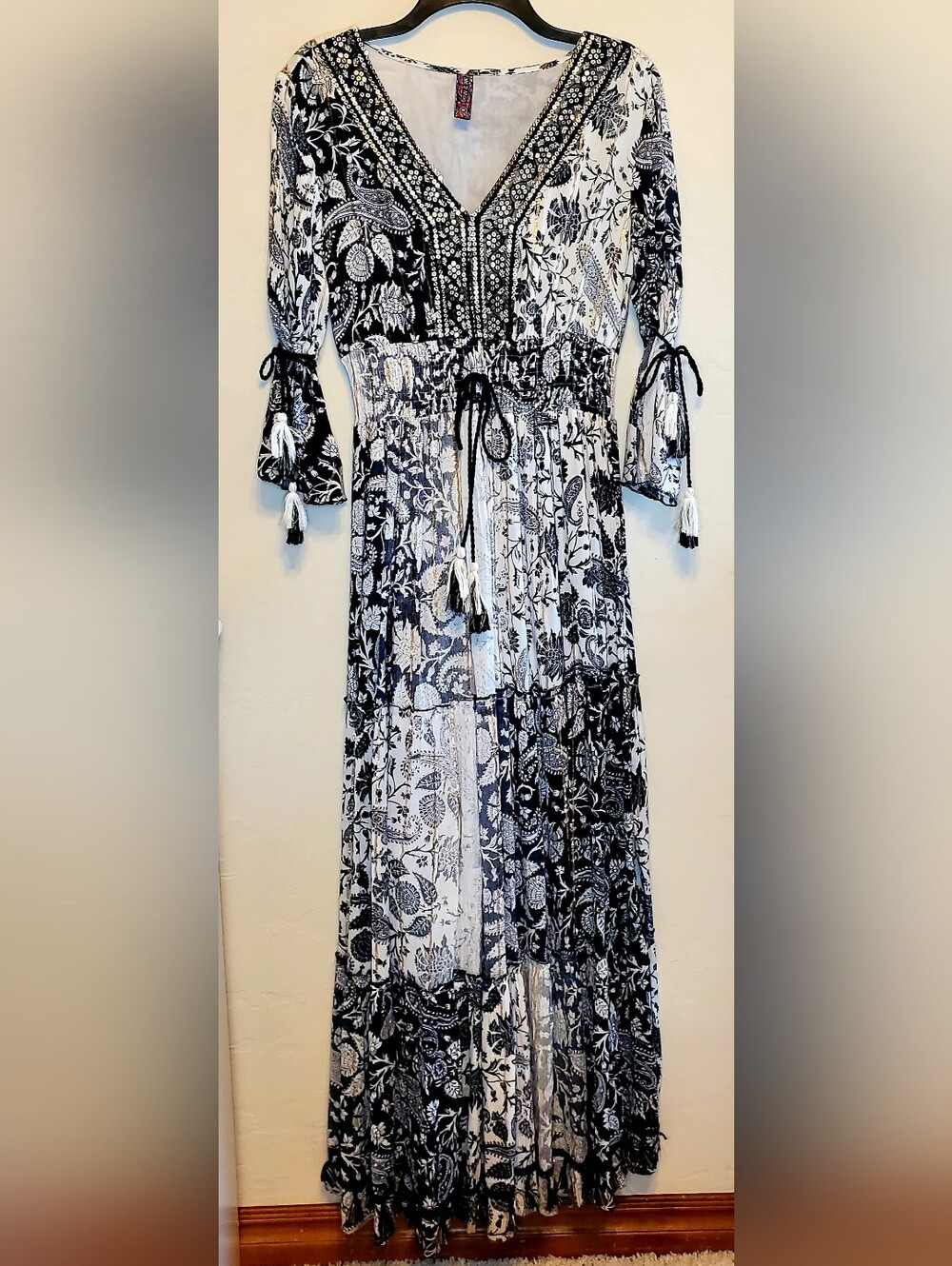 Me 2 Magic Women’s Medium Maxi Dress Black, White, Gold Sequin Metallic